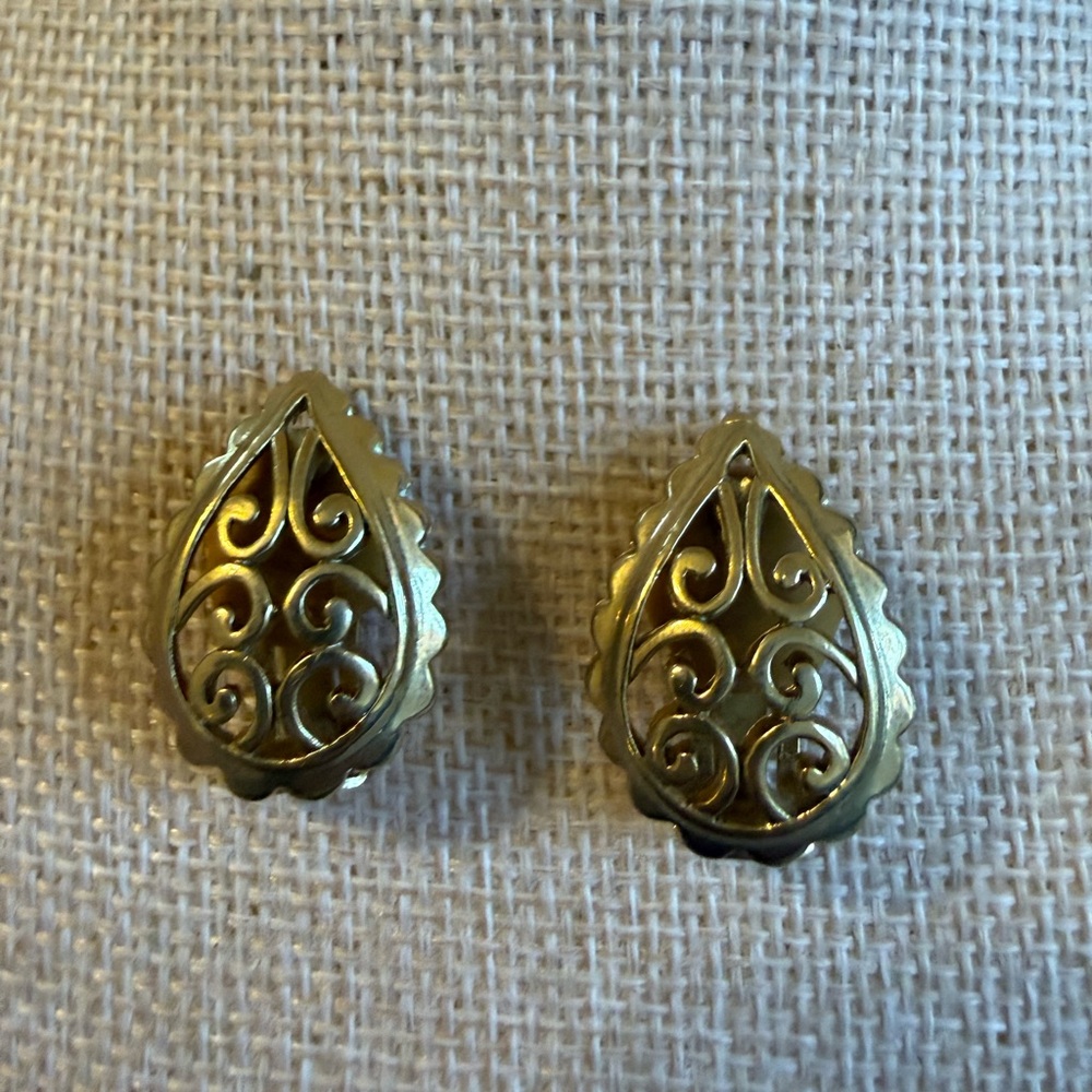 Elegant‎ Gold Filigree Vintage Clip On Earrings